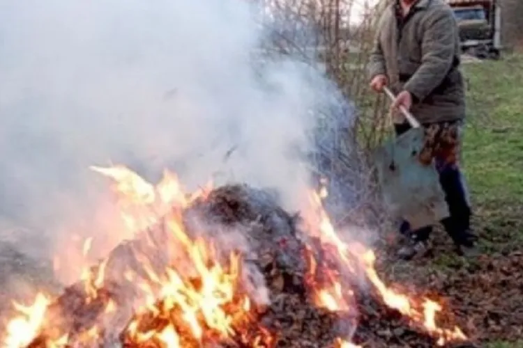 Proprietarii de case din Cluj-Napoca, acuzați că-și intoxică cu fum vecinii! Își aprind deșeurile în curte: „Ne-am săturat. Nu putem deschide geamurile”