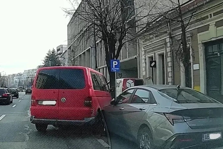 Haos în traficul din Cluj! Un șofer a lovit o altă mașină, dar și-a continuat drumul: „Nu știu ce a făcut”