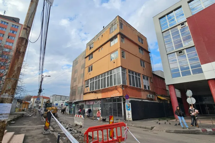 Cum scăpăm de Hotelul Cristian din centrul Clujului? Primăria a ignorat abuzul, dar are „arme”: Hotelul e pe trotuar și ocupă abuziv domeniul public