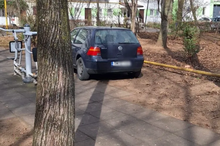 Un șofer ,,sportiv” și-a parcat mașina într-un parc din Cluj, chiar lângă echipamentele de sport! Te antrenezi și demarezi - FOTO 