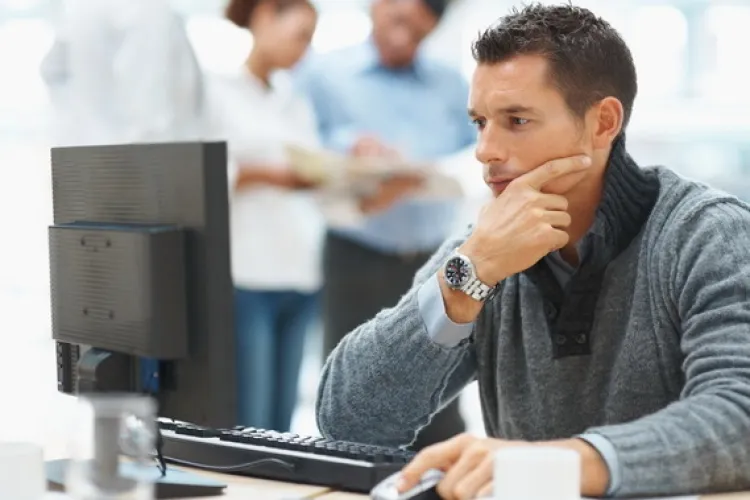 De frica șomajului, un IT-ist se gândește să devină rezervist în armată: „Dacă îmi pierd job-ul, primesc măcar 1600 de lei pe lună”