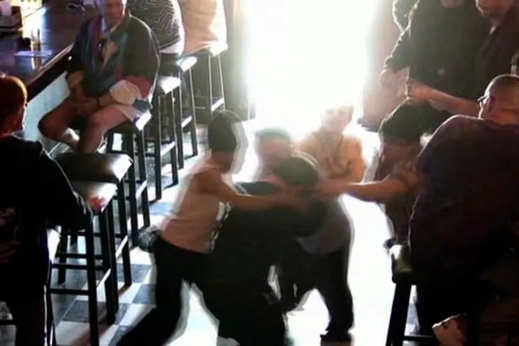 Tânăr BICIUIT în fața iubitei sale, pe terasa unui bar din Cluj! Atacatorul voia să se răzbune după câteva înjurături la telefon