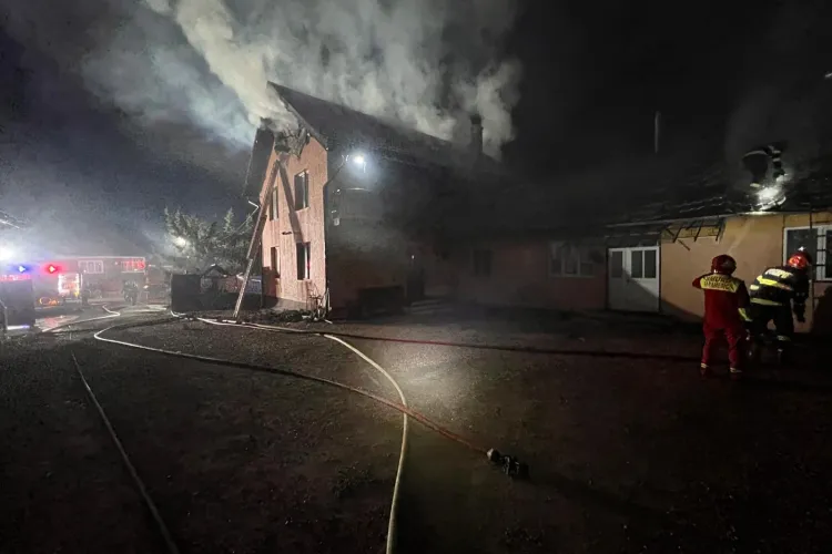 Incendiu Cluj: O casă a luat foc azi-noapte. Focul s-a extins cu repeziciune în jur și a distrus încă o clădire FOTO