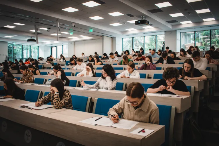 Record de candidați la prima simulare a admiterii 2025 la medicină! Interes uriaș la UMFST față de numărul de locuri disponibile