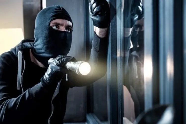 Jaf de proporții în Cluj! Un tânăr a intrat ca un NINJA într-o hală de depozitare / Ce pagubă a reușit să facă 