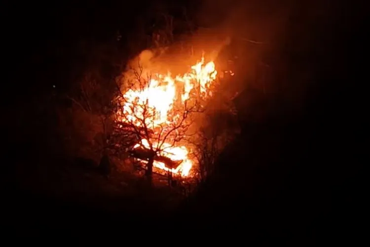 Incendiu generalizat în Cluj-Napoca: o locuință de pe strada Uliului a fost transformată în cenușă. Pompierii nu au mai avut ce să facă VIDEO FOTO
