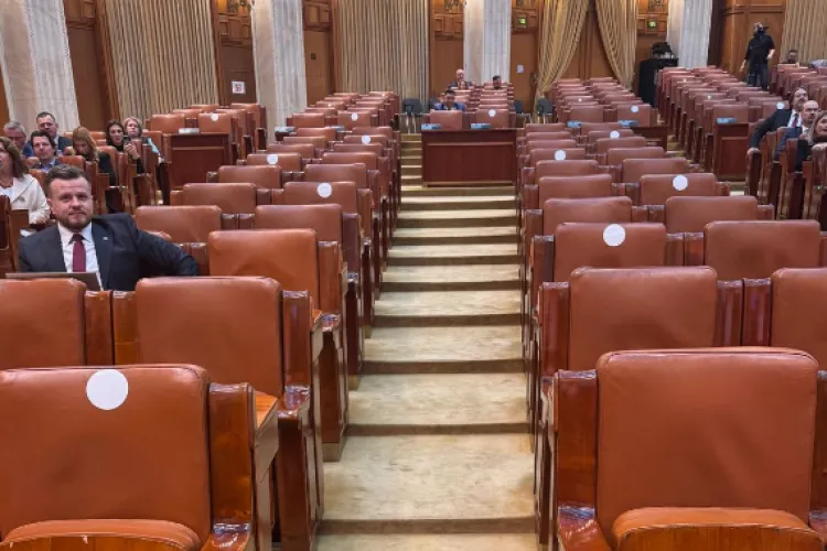 Deputat clujean sătul de circul ieftin făcut de AUR și POT, din cauza cărora nu se țin ședințele în Parlament: „Își dau singuri libere și mimează revolta”