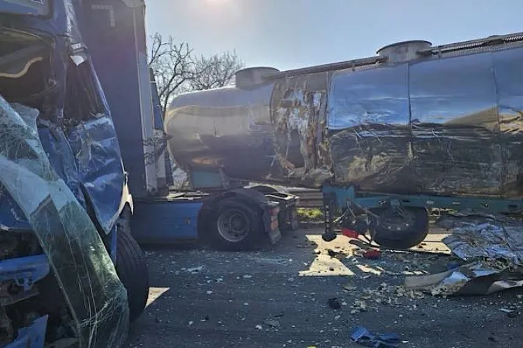 Cluj: Cum s-a petrecut accidentul în care o cisternă și două camioane s-au ciocnit. Circulația este încă complet blocată FOTO