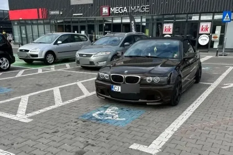 Nesimțire MAXIMĂ din partea unui clujean. Și-a parcat BMW-ul pe două locuri dedicate persoanelor cu dizabilități