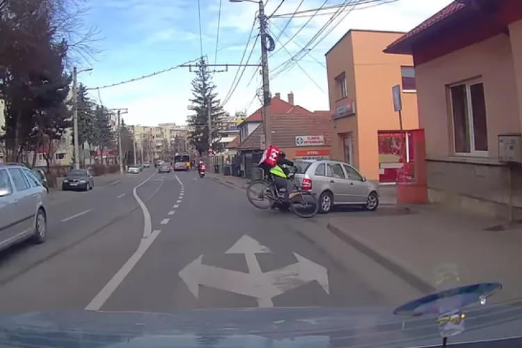 ,,Întâlnire” nefericită între un livrator pe bicicletă și o mașină, pe o stradă din Cluj-Napoca! Cine a greșit? - VIDEO 
