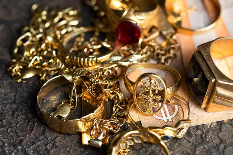 Proprietara unui apartament din Cluj, jefuită de un zugrav specializat în „renovări”. I-a furat bijuteriile, le-a amanetat și a pierdut banii la păcănele