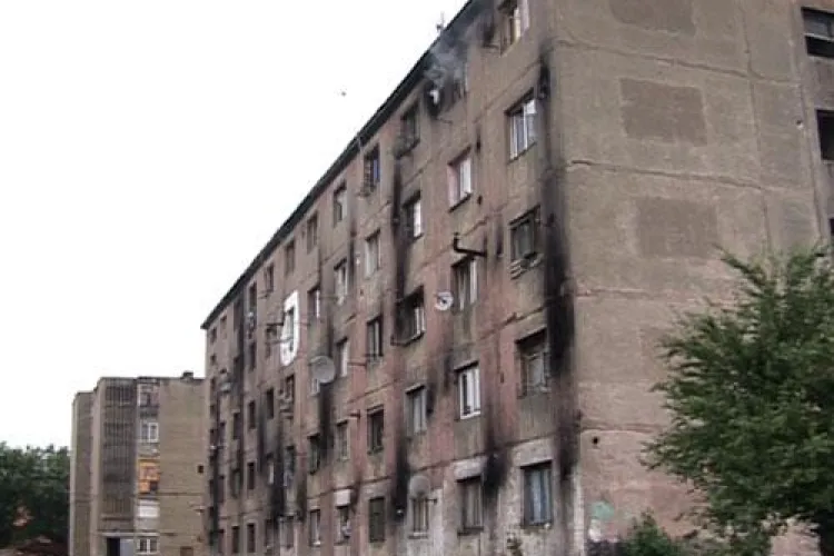 Zid in jurul unui bloc cu romi la Baia Mare VIDEO