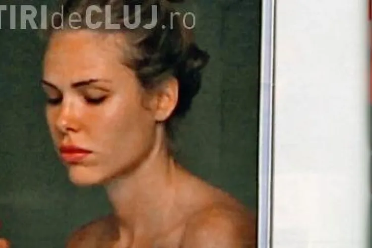 Ilary Blasi, sotia capitanului de la AS Roma, Francesco Totti, surprinsa goala la fereastra - FOTO