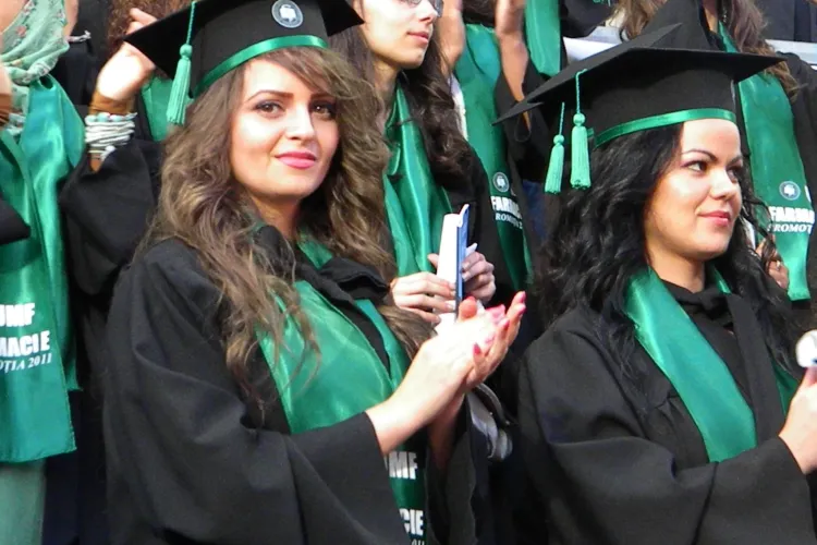 Ceremonie de absolvire la UMF Cluj: Studentii au cantat si au rostit juramantul lui Hipocrate VEZI VIDEO si FOTO