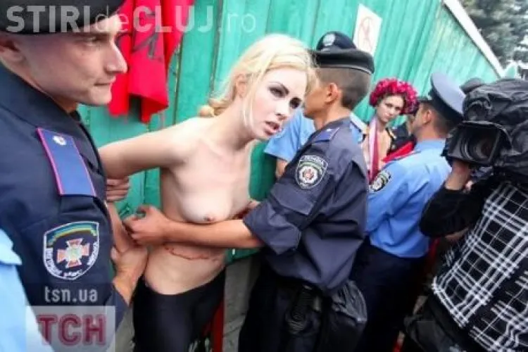 Protest in sanii goi in curtea Parlamentului, fata de reforma pensiilor - VIDEO