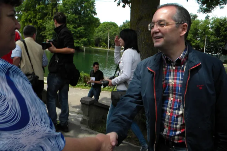 Clujenii catre Emil Boc: "Poporul moare de foame!". Premierul: "Le multumesc romanilor pentru ca suporta criza"