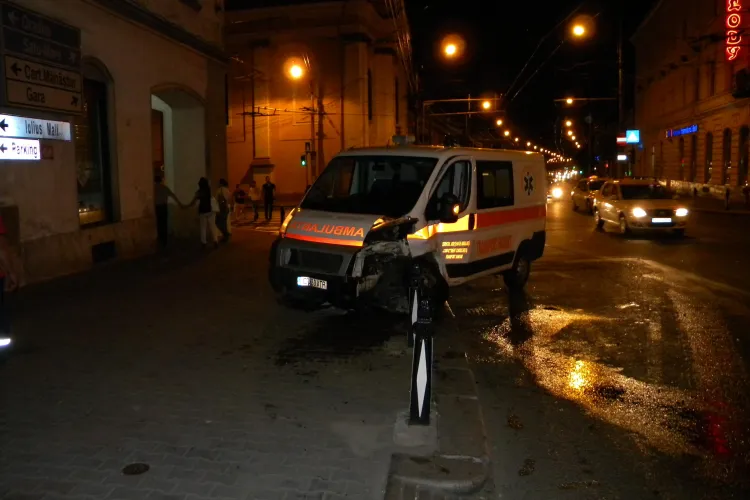 O ambulanta a fost implicata intr-un accident in fata la Melody! Soferul si un pacient au fost transportati la spital VIDEO si FOTO