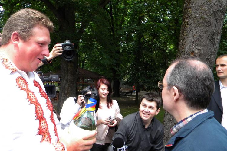 Emil Boc, cinstit cu palinca de starostele unei nunti, in timp ce se plimba prin Parcul Central VEZI VIDEO