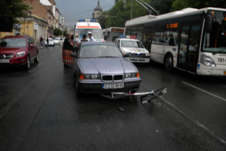 Biciclist spaniol, accidentat in Piata Stefan cel Mare de o soferita VIDEO si FOTO