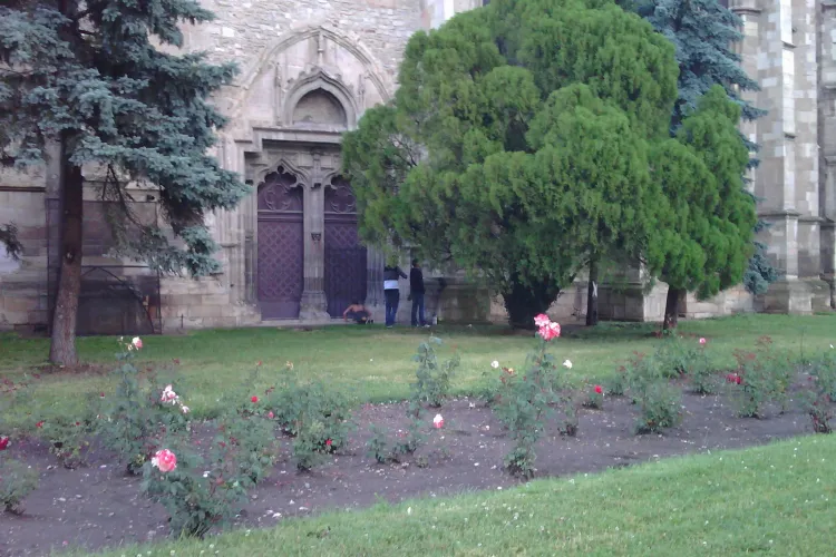 Gradina din jurul Catedralei Sfantul Mihail, folosita ca WC public