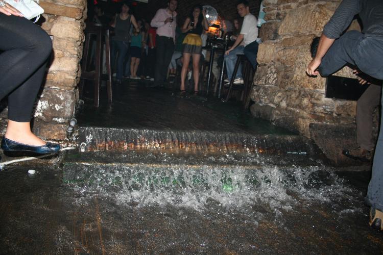 Inundatie in Janis Pub! Petrecaretii au fost evacuati dupa ce apa de pe Eroilor a patruns in club