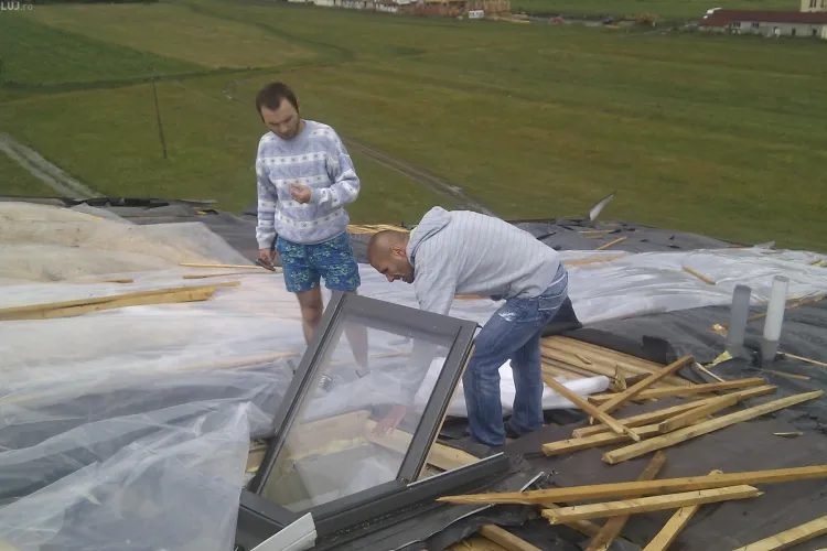 Doua blocuri din Floresti, de pe strada Teilor, au ramas fara acoperis in urma furtunii de vineri seara VIDEO si FOTO