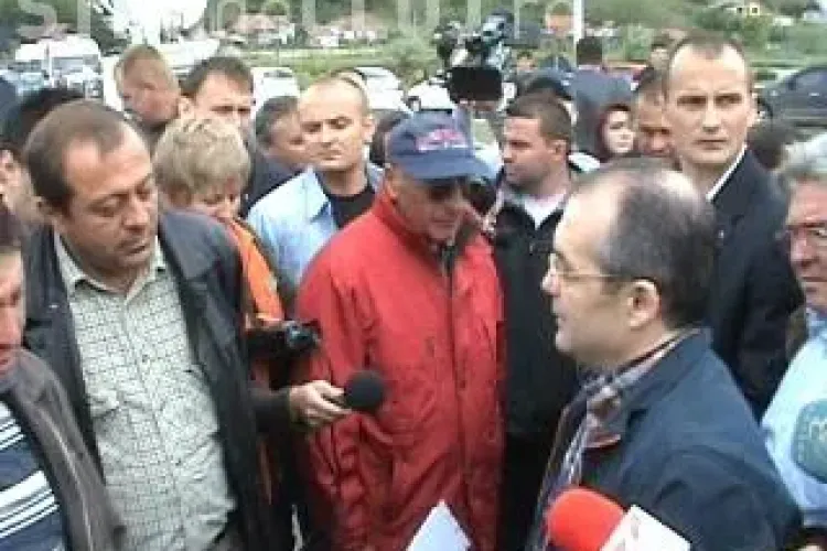 Emil Boc le cere subcontractorilor neplatiti de Bechtel sa faca presiuni asupra companiei americane - VIDEO