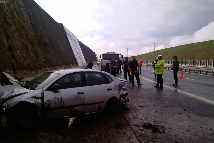 Masina rasturnata pe autostrada Transilvania! Trei persoane au fost ranite VIDEO