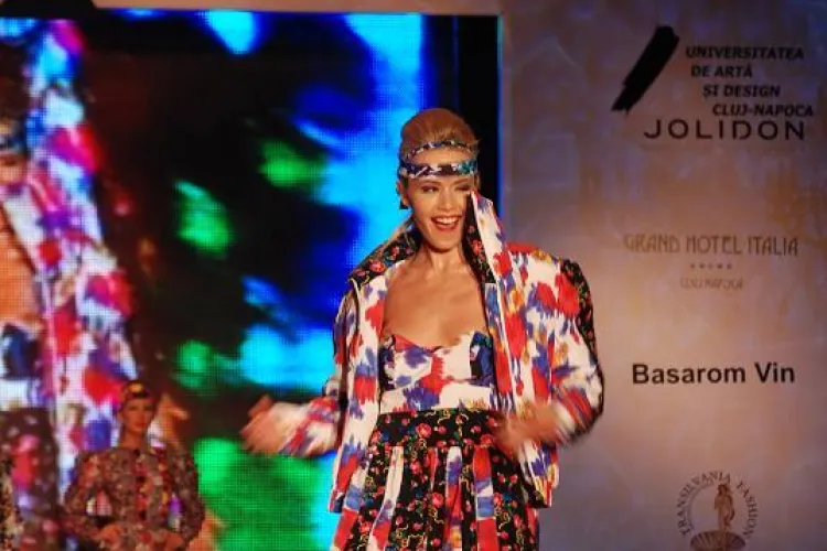 Gala UAD 2011, un eveniment plin de culoare, dar si creatii "inedite". Vezi colectia Homeless VIDEO si FOTO