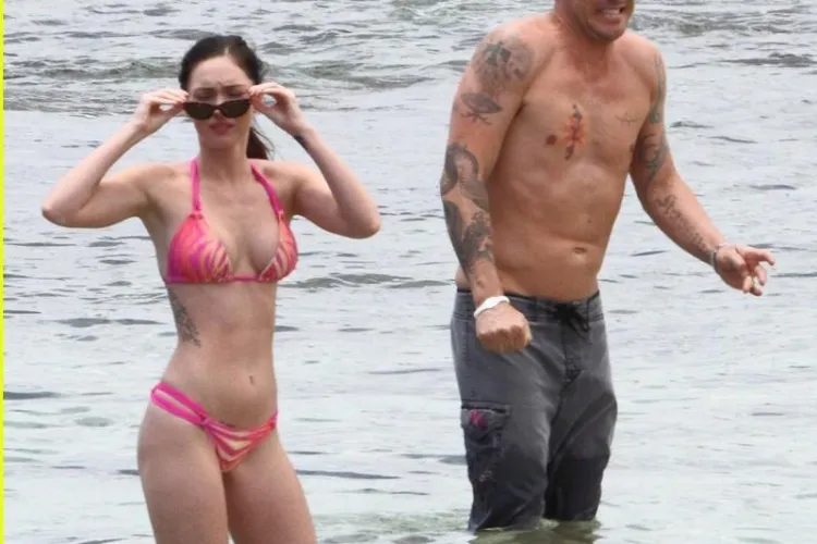 Megan Fox arata superb in costum de baie VEZI FOTO