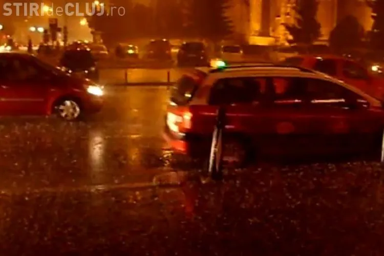 "Potopul" din Cluj-Napoca postat pe YouTube. Vezi cum a plouat pe strada Piesiza si in Piata Unirii VIDEO