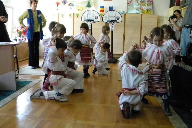 Educatoarea de la gradinita "Mica Sirena", care i-a pus pe copii sa danseze pe Imnul PDL, premiata