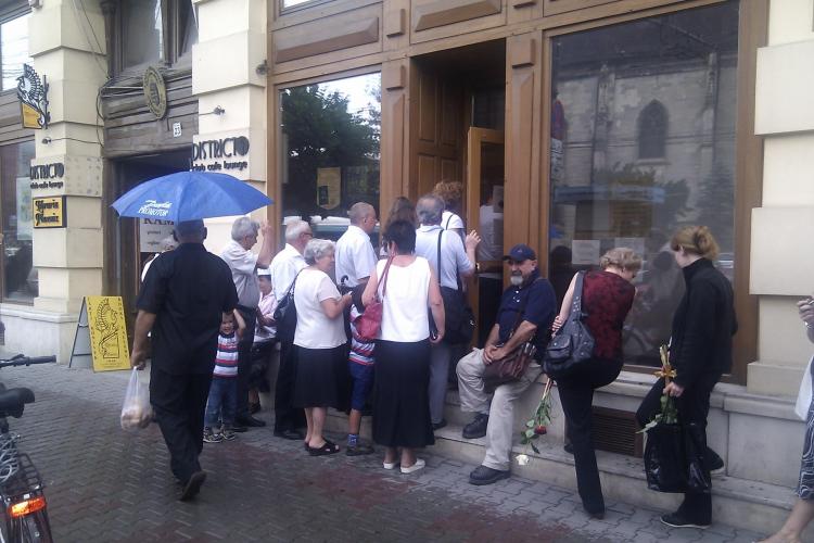 Maghiarii fac coada in fata Consulatului Maghiar din Cluj pentru a primi cetatenie STIREA CITITORULUI