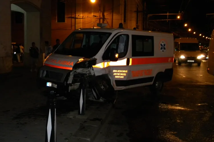 Accidentul din fata Hotelului Melody in care a fost lovita o ambulanta, surprins in direct de camerele de supraveghere! VIDEO Imagini Socante