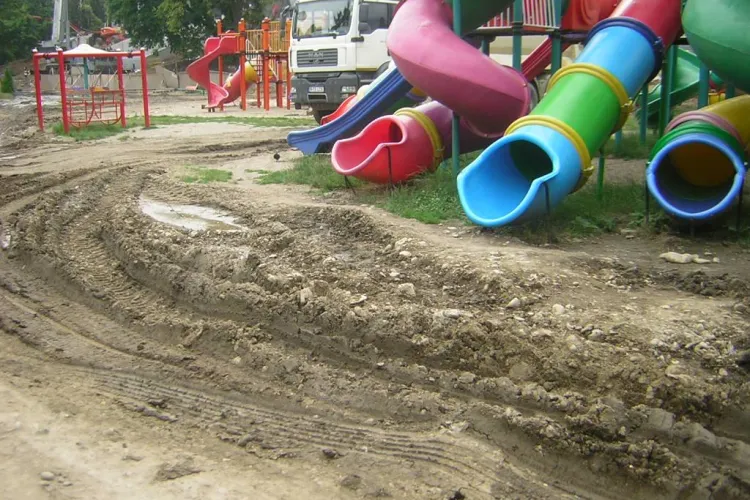 Pericol! Masinile de mare tonaj de la Cluj Arena fac slalom printre leaganele copiilor din Parcul Central - GALERIE FOTO