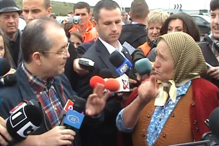 Emil Boc, incoltit de oamenii carora le-a luat, acum 4 ani, terenul pentru constructia centurii, dar nu le-a dat niciun ban FOTO si VIDEO