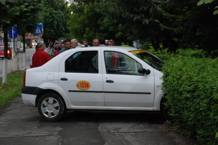 Accident in Piata Cipariu! Un taximetru a fost proiectat pe trotuar, dupa ce a taiat calea unei masini FOTO