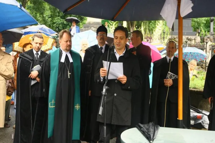 Maghiarii s-au adunat in Cimitirul Central din Cluj-Napoca pentru a-si apara mormintele stramosesti Galerie FOTO