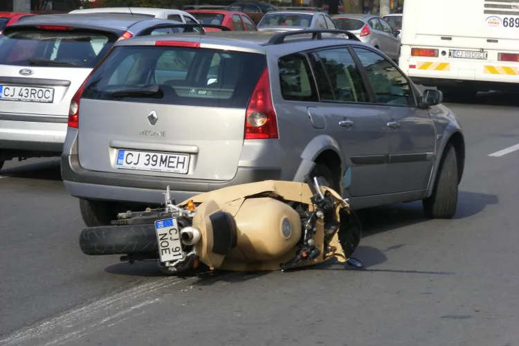 Accident pe strada Plopilor! Conducatorul unui scuter, proiectat in aer dupa ce a lovit un limitator de viteza