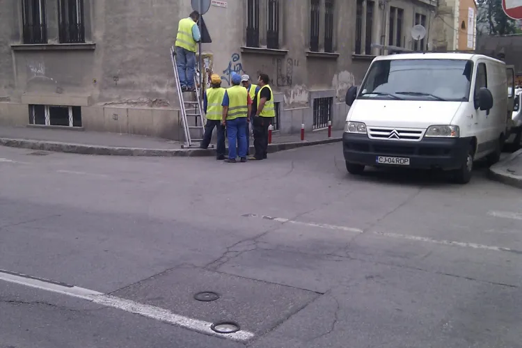 Cinci angajati ai RADP Cluj monteaza un indicator rutier! Eficienta extrema VEZI FOTO