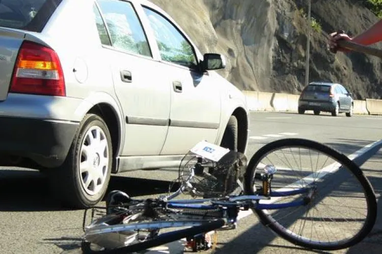 Un copil de 7 ani, lasat nesupravegheat, a fost ranit grav , dupa ce a ajuns cu bicicleta pe contrasens la Somesul Cald!