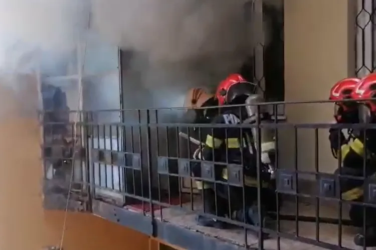 Incendiu într-un bloc de pe strada Clinicilor din Cluj! Misiune de căutare-salvare a pompierilor clujeni. Au intervenit cu 3 autospeciale - VIDEO 