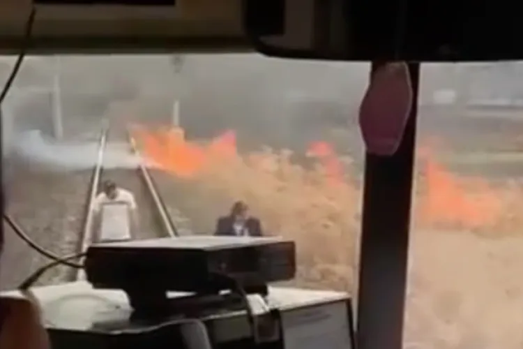 Un tren din Cluj, plin cu zeci de pasageri, a rămas blocat pe un câmp din cauza unui incendiu de vegetație! Pompierii au intervenit de urgență VIDEO