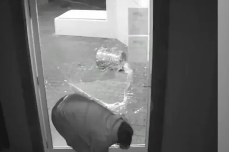 Noapte nebună într-o sală de jocuri de noroc din Cluj! Un bărbat a făcut praf ușa de intrare în local. S-a supărat că nu poate să-și încerce norocul