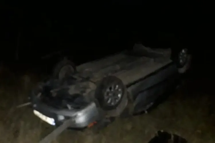 Accident pe un drum din Cluj: Un șofer a scăpat ca prin urechile acului, după ce mașină în care se afla s-a răsturnat 