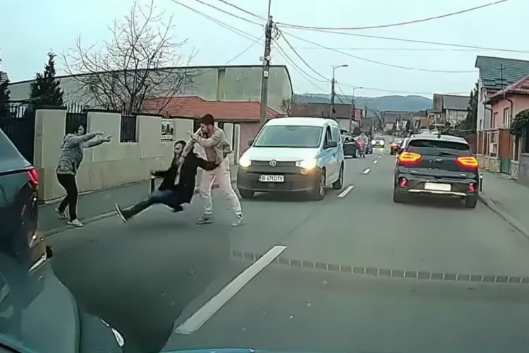 VIDEO Bătaie cruntă pe stradă în Cluj: Doi tineri s-au luat la pumni ca orbii în mijlocul străzii. O femeie încearcă să îi despartă. Imagini camera de bord