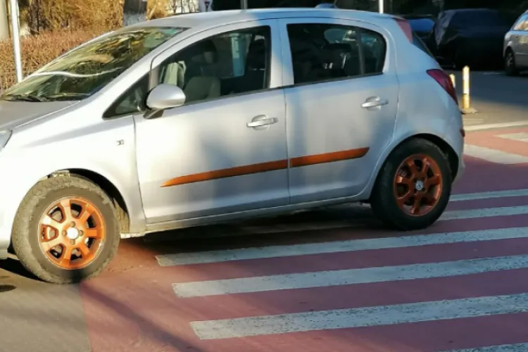 Vizibilitate ZERO la o trecere de pietoni din Cluj-Napoca! Mașinile parcate haotic pun în pericol viața clujenilor
