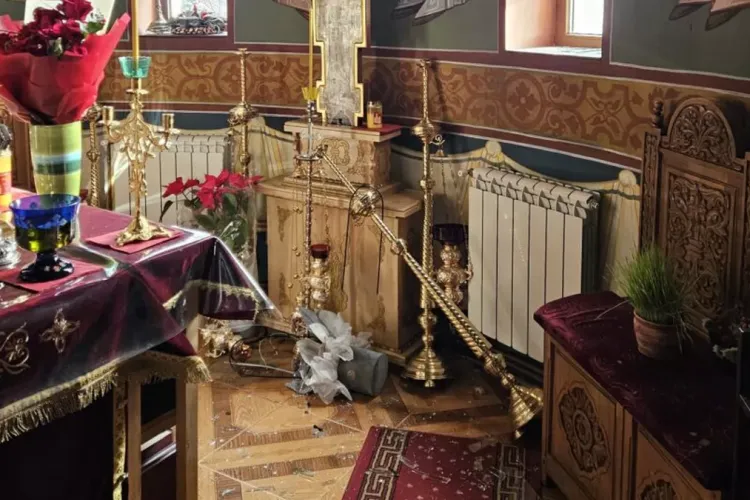 Catedrală din Cluj, jefuită în toiul nopții! Un biciclist a furat cutia milei și donațiile credincioșilor. A sărit gardul și a forțat ușa de acces