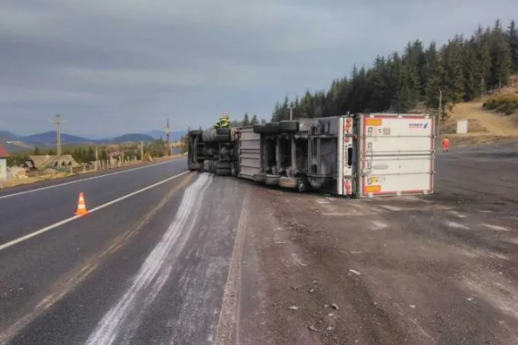 Accident pe un drum de munte! Un camion s-a răsturnat, iar SMURD-ul a intervenit de urgență 
