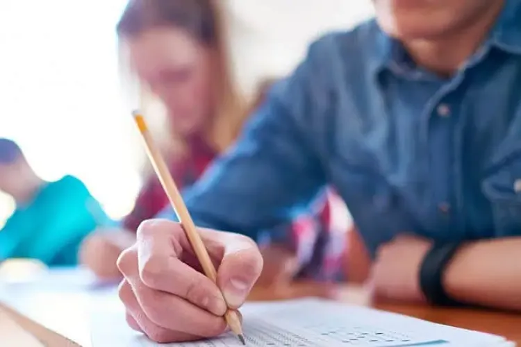 Emoții uriașe pentru viitorii medici! Peste 600 de candidați susțin presimularea examenului de admitere la UMF Cluj-Napoca